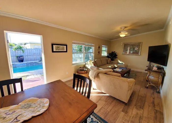 Bahamian Cottage - Heated Pool Walk To The Beach